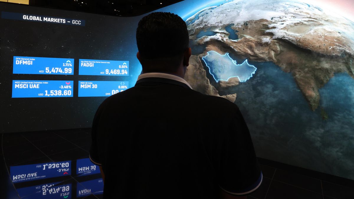 Observando la evolución de los índices de la Bolsa de Dubai el 24 de marzo.