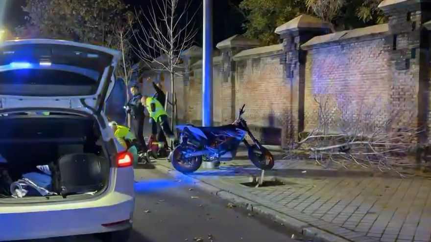 Muere un motorista al derribar un árbol junto a la tapia del cementerio de La Almudena