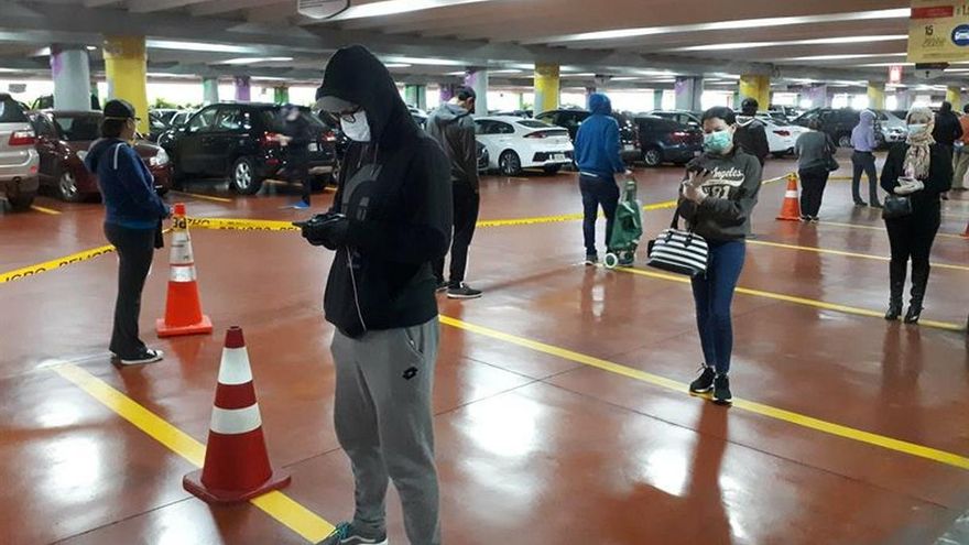 Ciudadanos de la ciudad de Quito fueron registrados este lunes al hacer fila y guardar prudente distancia, en el aparcamiento de uno de los principales supermercados de la capital ecuatoriana, en medio de las medidas de contención ante la pandemia del virus COVID-19.