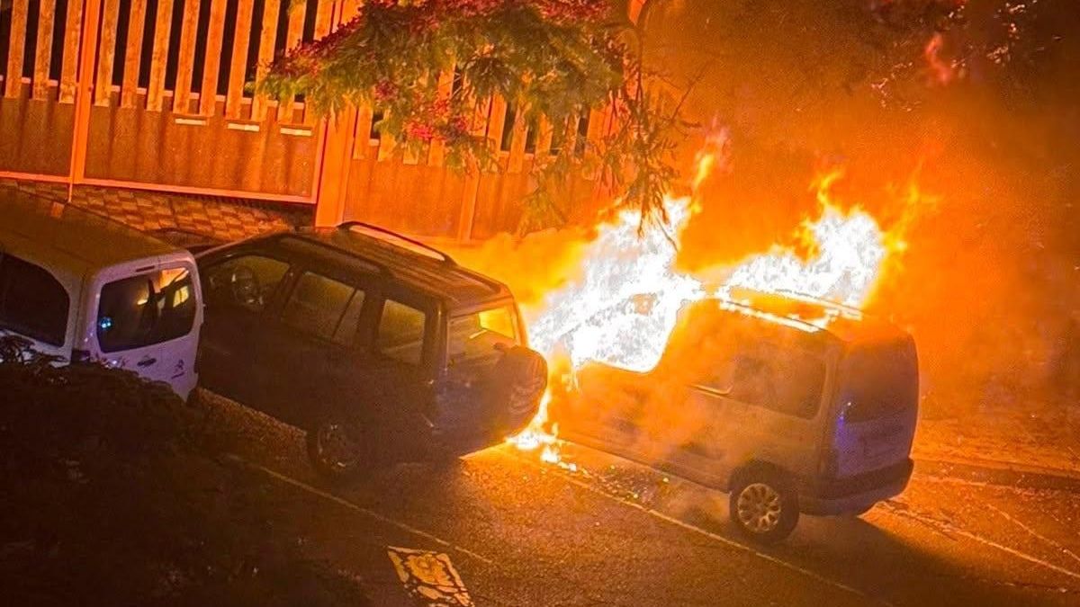 Arde un vehículo estacionado en Los Llanos de Aridane