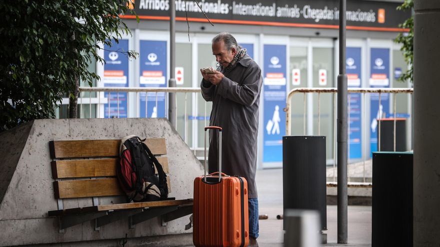 Viajeros llegan hoy al Aeropuerto Internacional de Ezeiza, en la provincia de Buenos Aires (Argentina). EFE/ Juan Ignacio Roncoroni