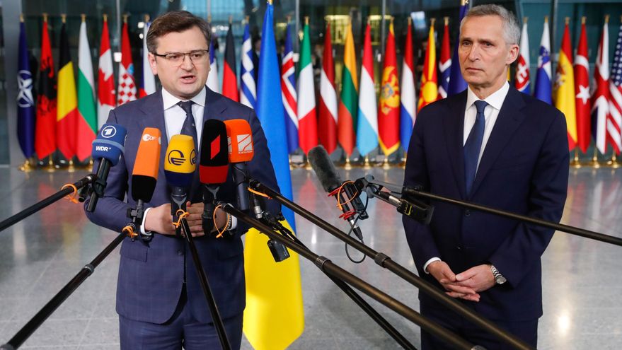 El ministro ucraniano de exteriores, Dmitro Kuleba (i) y el secretario general de la OTA, Jens Stoltenberg, este jueves en Bruselas. EFE/EPA/STEPHANIE LECOCQ