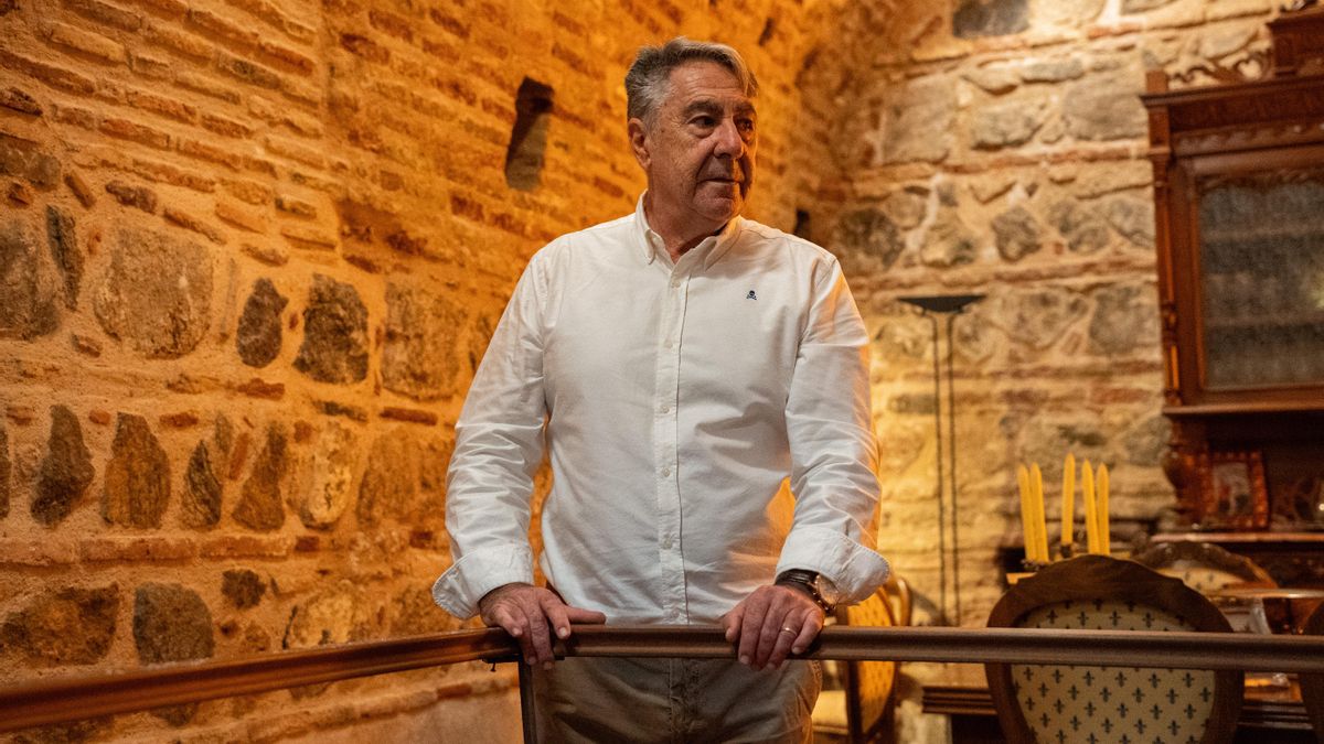 Quique en el salón de su casa, que en el siglo IX fue un baño árabe
