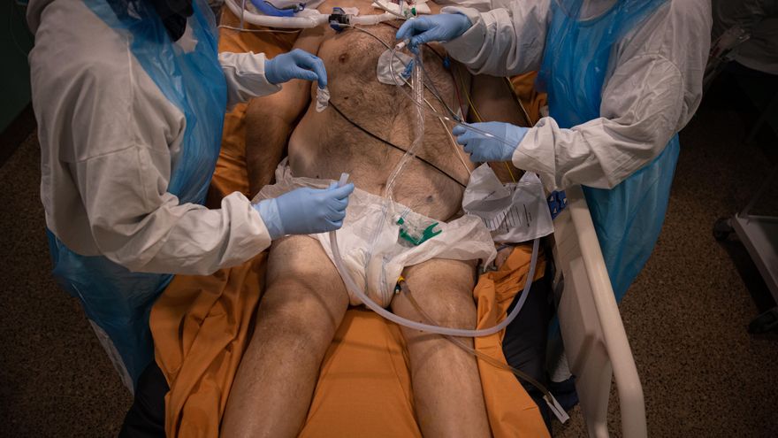 Un paciente en la UCI de Vic, el pasado 11 de noviembre.