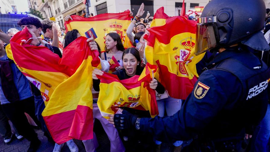 Un grupo de manifestantes intenta provocar con banderas de España y consignas discriminatorias a los acampados en Sol.