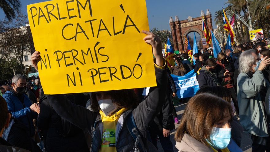 Manifestación convocada por la plataforma Somescola contra el 25% de español en las escuelas catalanas. EFE/Enric Fontcuberta