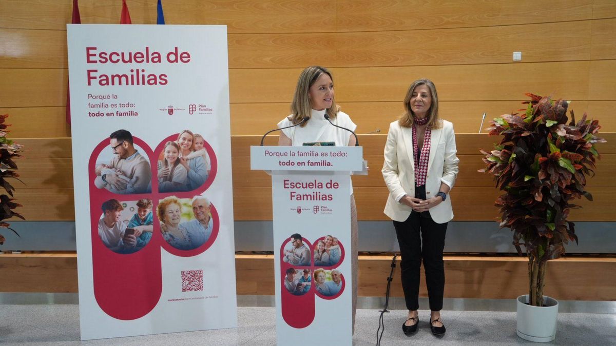 La consejera de Política Social, Familias e Igualdad, Conchita Ruiz, durante la presentación de la Escuela de Familias