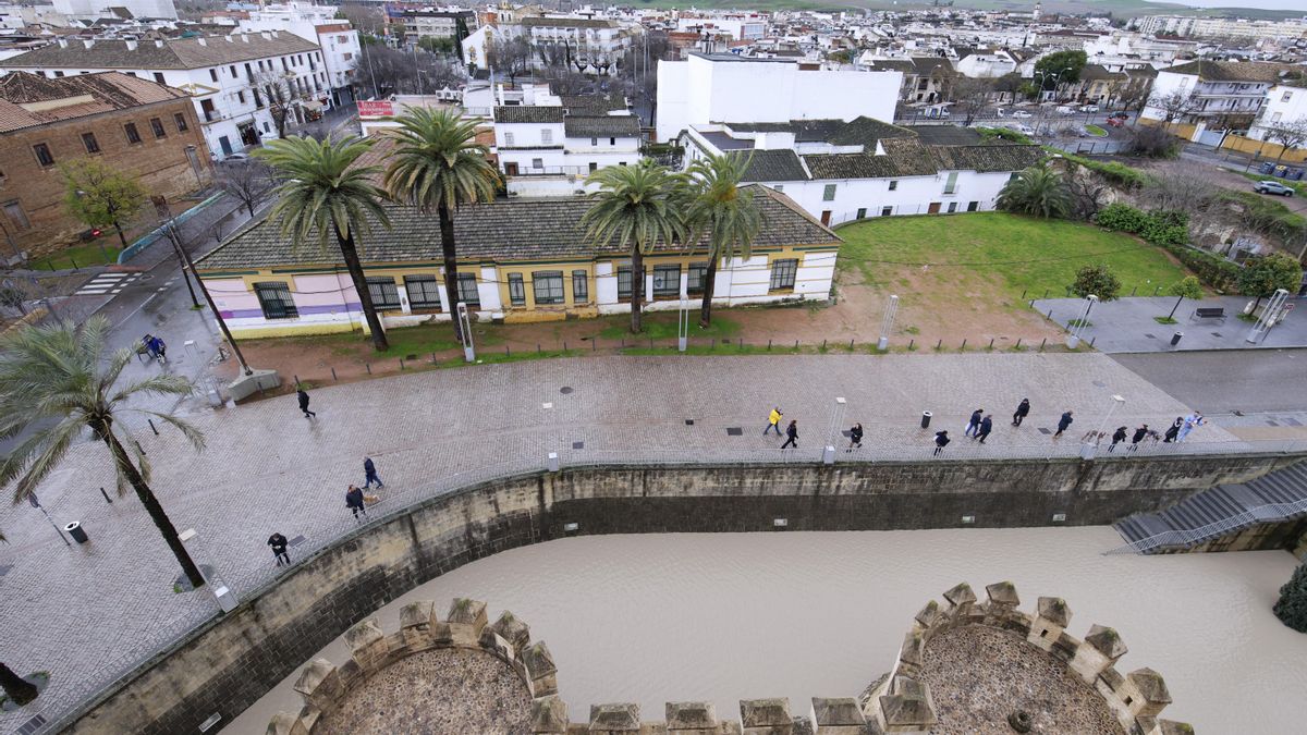 El río Guadalquivir aumenta su caudal a su paso por Córdoba