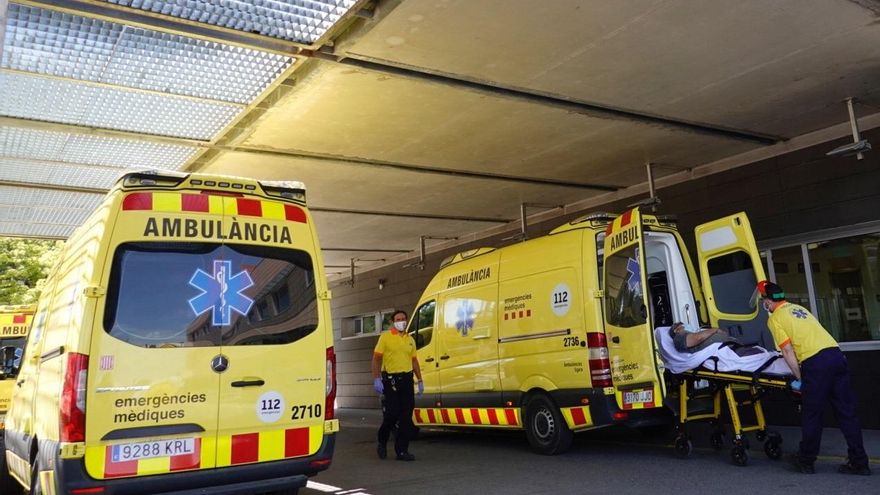 Técnicos sanitarios transportan a un enfermo en la entrada de urgencias del hospital Arnau de Vilanova de Lleida. EFE/Alejandro García/Archivo
