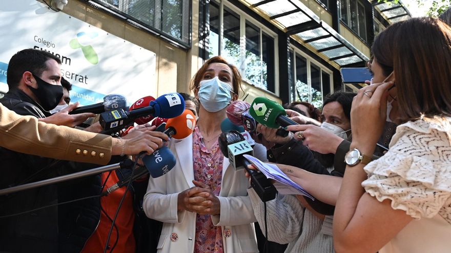 La candidata de Más Madrid, Mónica García, se dirige a medios a la entrada del Colegio Monserrat donde ha acudido para ejercer su derecho al voto en Madrid, este martes. EFE/ Fernando Villar