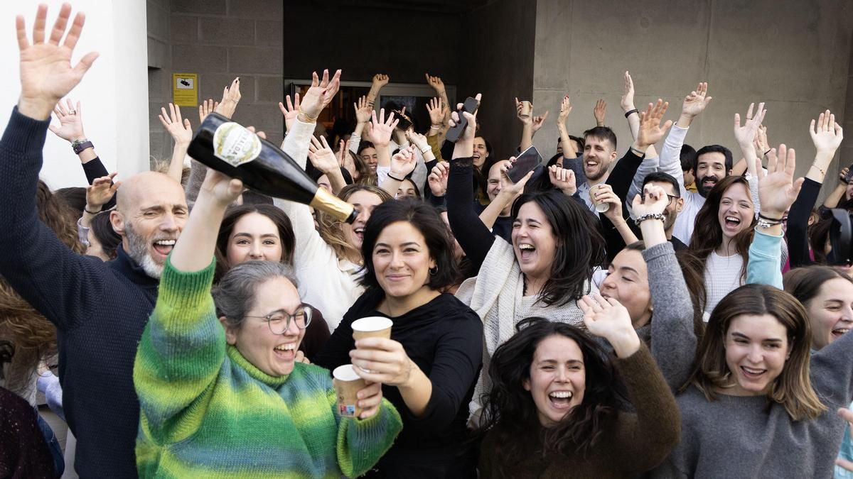 Fiesta en la sede de Bimba y Lola en Vigo, por participaciones del 70.048, segundo premio del Sorteo Extraordinario de la Lotería de Navidad