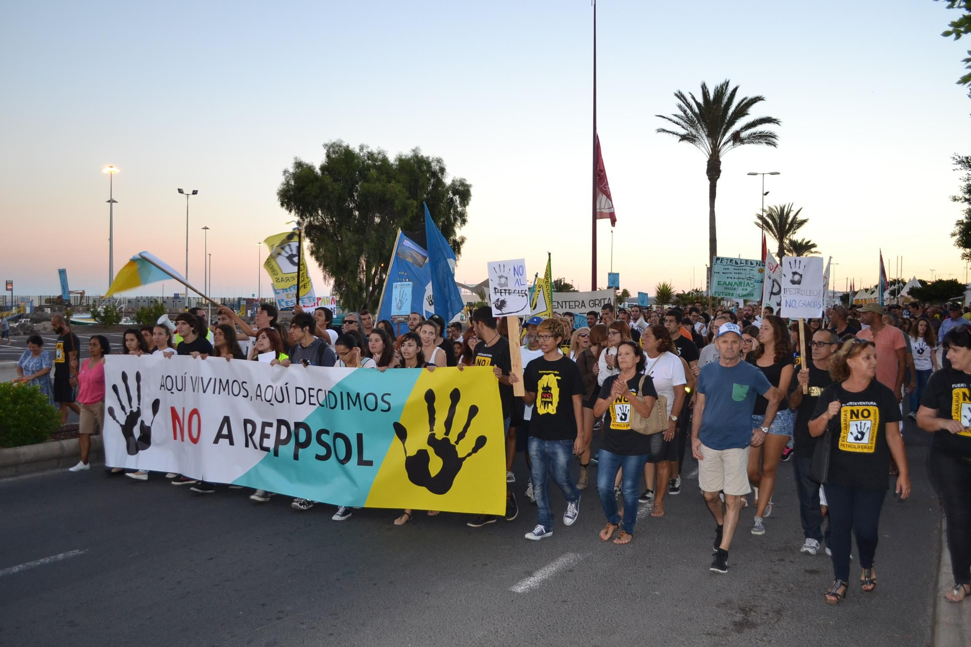 Manifestaciones contra las prospecciones petrolíferas de Repsol en aguas cercanas a Canarias.