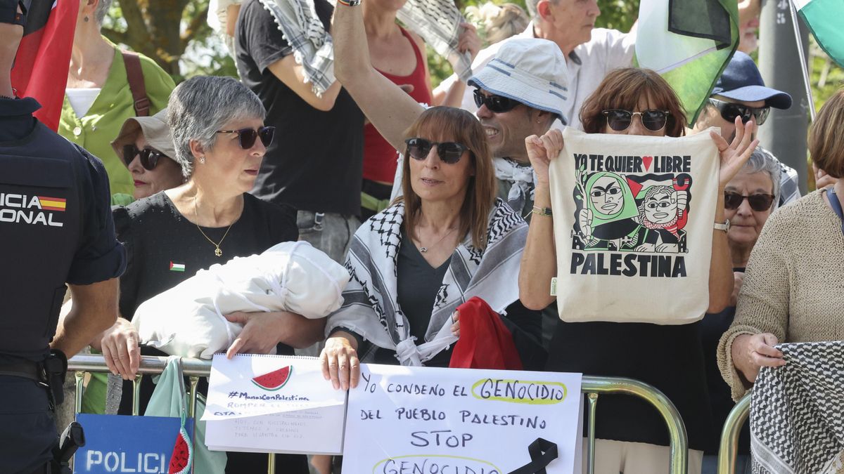 Un centenar de personas protestan contra Israel en el paso de La Vuelta por Salamanca