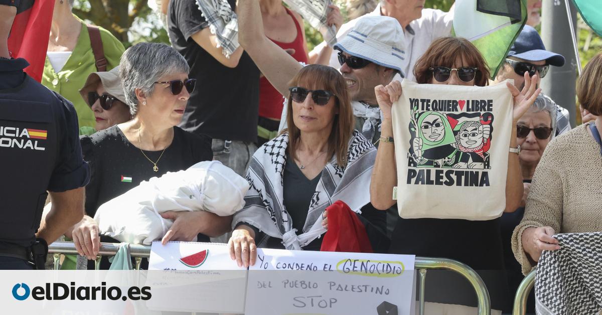 Un centenar de personas protestan contra Israel en el paso de La Vuelta por Salamanca