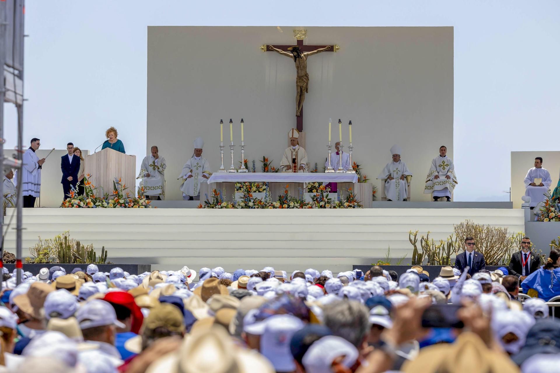 El papa León XIV celebró este viernes una misa multitudinaria en el puerto de Santa Cruz de Tenerife en su último día de viaje a España.