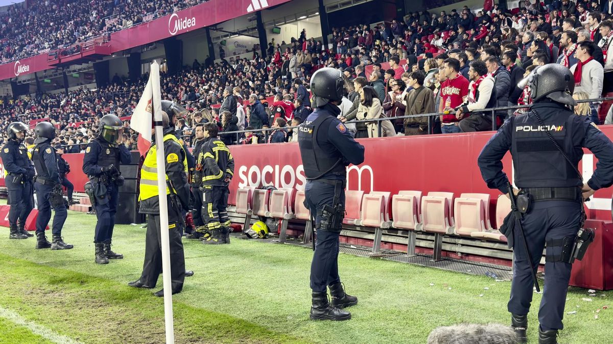 A partida entre Sevilla e Betis, no estádio Sánchez Pizjuan, foi adiada pelo árbitro José Luis Munuera na fase final da partida devido a objetos arremessados ​​da arquibancada.