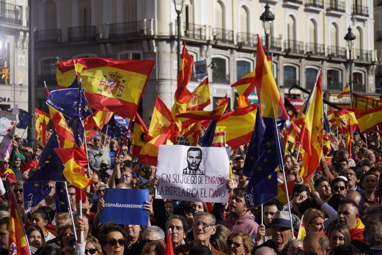 Una pancarta contra Pedro Sánchez en la manifestación convocada por el PP en la Puerta del Sol de Madrid.