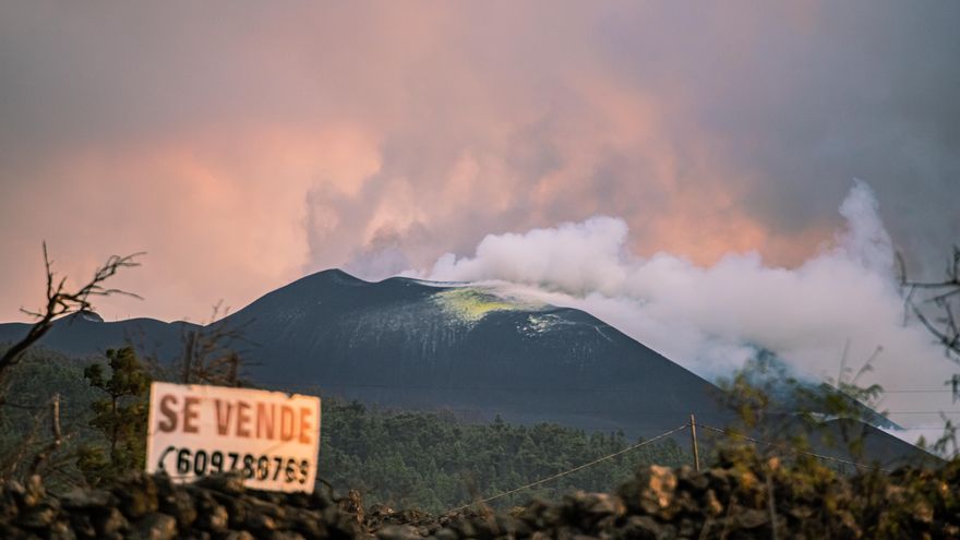 Imagen de la erupción del volcán de La Palma donde se puede ver el azufre