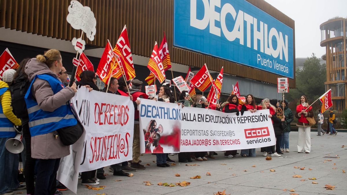 Un centenar de trabajadores de Decathlon protestan en Zaragoza "contra la precariedad laboral"