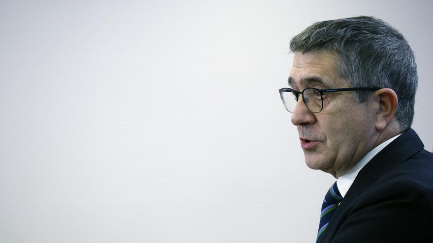 El portavoz del PSOE Patxi López durante la rueda de prensa ofrecida este martes en el Congreso de los Diputados.