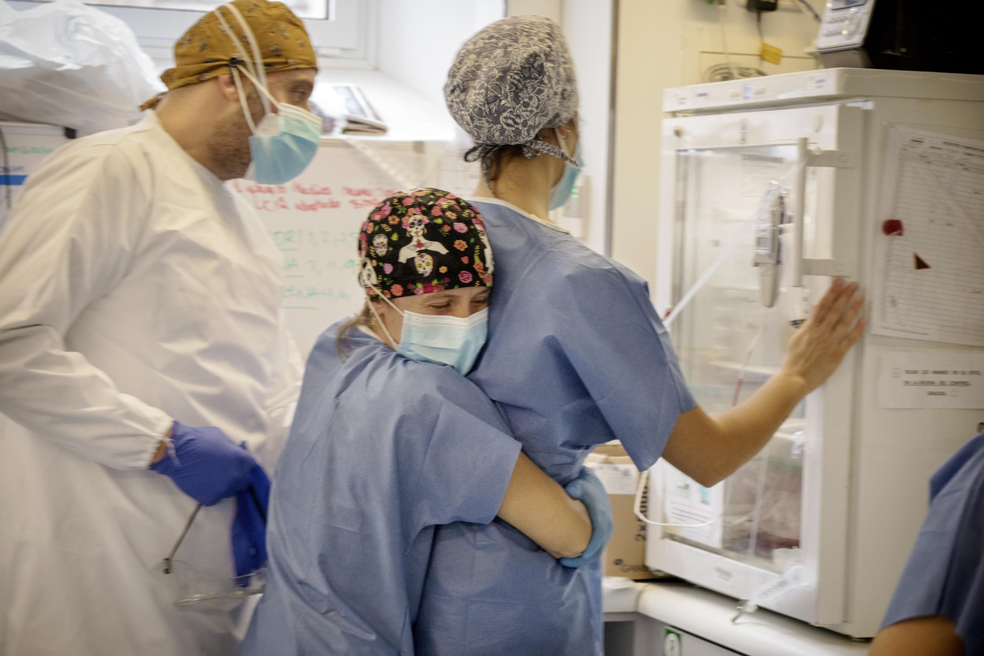 Una enfermera de la AVI abraza a su compañera en la zona común de la sala. Muchas de las sanitarias de este servicio afirman que la crisis de la COVID-19 ha reforzado el compañerismo, pero también ha dejado a muchos profesionales sanitarios afectados psicológicamente.