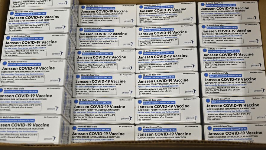 Las primeras cajas de la vacuba de J&J son vistas este 1 de marzo de 2021 en Shepherdsville, Kentucky. EFE/EPA/TIMOTHY D. EASLEY