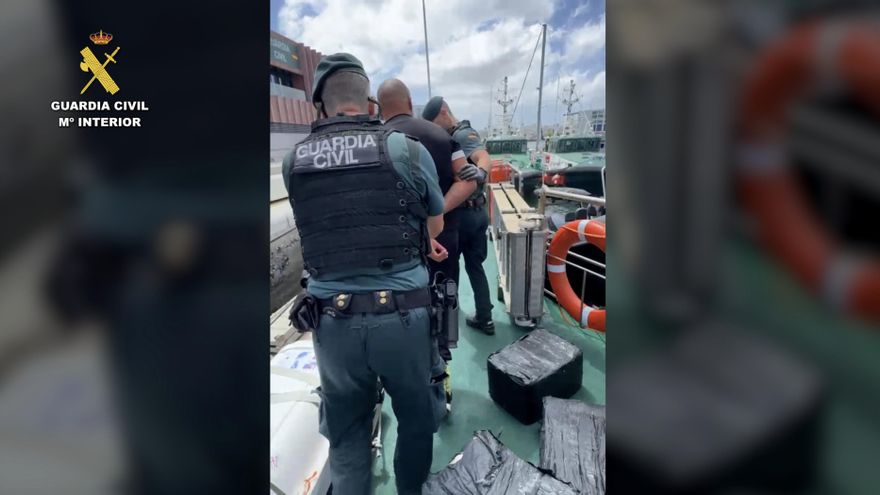 Incautadas más de tres toneladas de cocaína, una metralleta y un fusil de asalto en una lancha en Gran Canaria