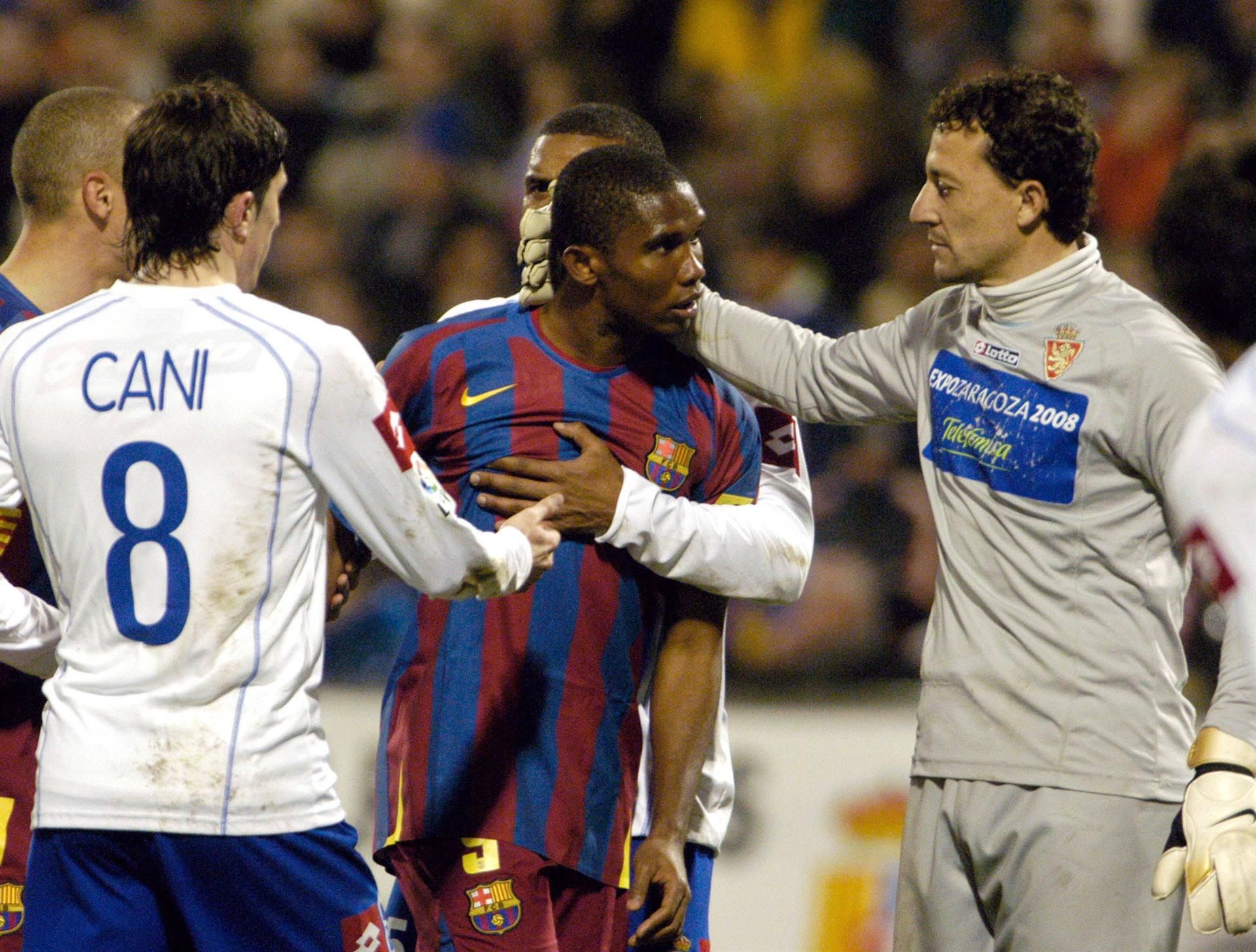 Jugadores del Real Zaragoza intentan Eto'o, que amenaza con abandonar el campo por los insultos racistas del público
