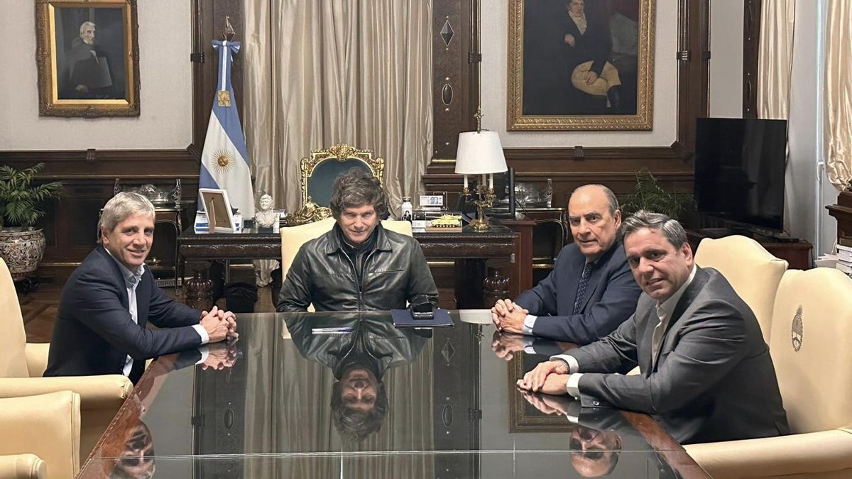 El flamante ministro del Interior, Lisandro Catalán, junto a Francos, Milei y Caputo, este miércoles en el despacho presidencial.