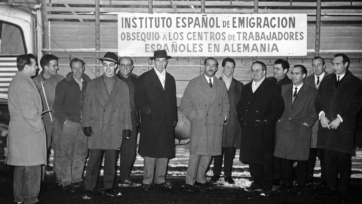 Miembros del Instituto Español de Emigración posando tras la llegada a Alemania de una caravana de camiones con obsequios para los centros de trabajadores españoles en el pais centroeuropeo.