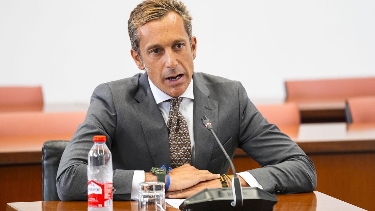 Álvaro Zancajo, jefe de prensa de Vox, comparece en la comisión parlamentaria que evalúa la idoneidad de los candidatos a senador autonómico.