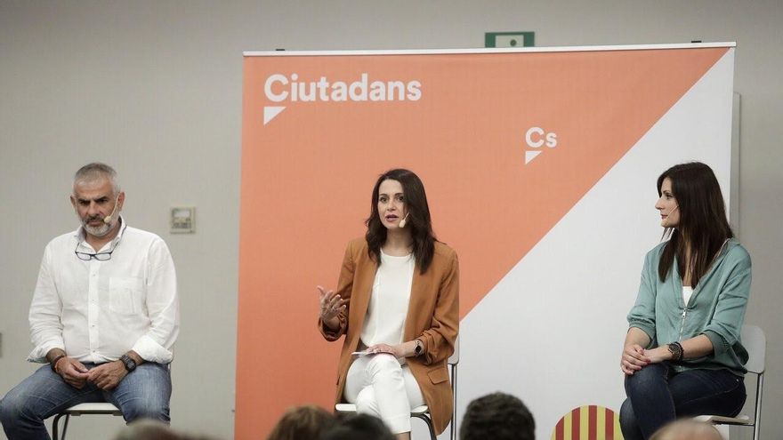 La presidenta de Ciudadanos, Inés Arrimadas, junto a Carlos Carrizosa, nuevo candidato a la Presidencia de la Generalitat de Cataluña, y Lorena Roldán, a quien sustituye en el puesto.