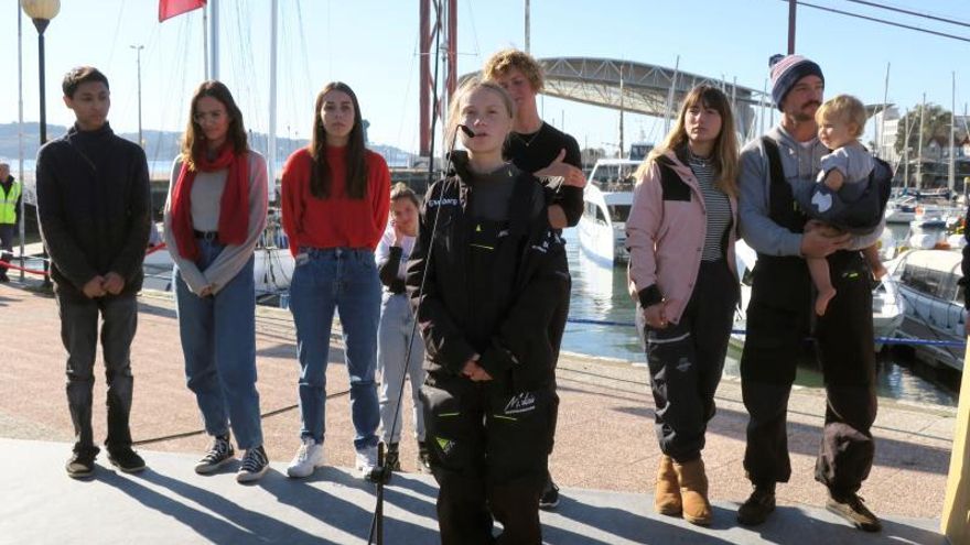 La joven activista Greta Thunberg (c), ayer al desembarcar en Lisboa después de tres semanas de travesía.