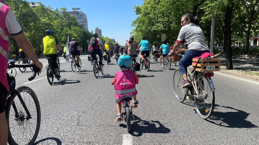 Protestas ciclistas ante el parón del Ayuntamiento de Madrid en 5 de los 6 tramos del carril bici Castellana