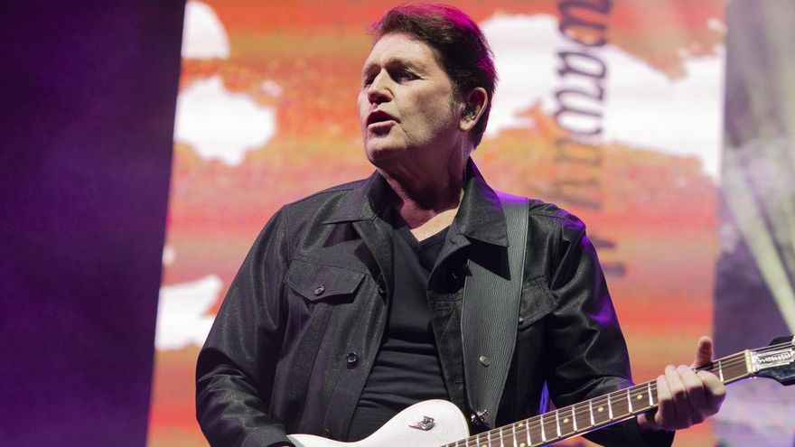 Charlie Burchill, guitarra solista y junto a Kerr, los únicos fundadores del grupo