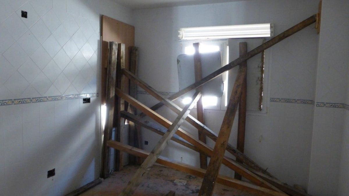 La vivienda abandonada en Fuentenovilla (Guadalajara) en la que vive Vicente, un jubilado de 71 años