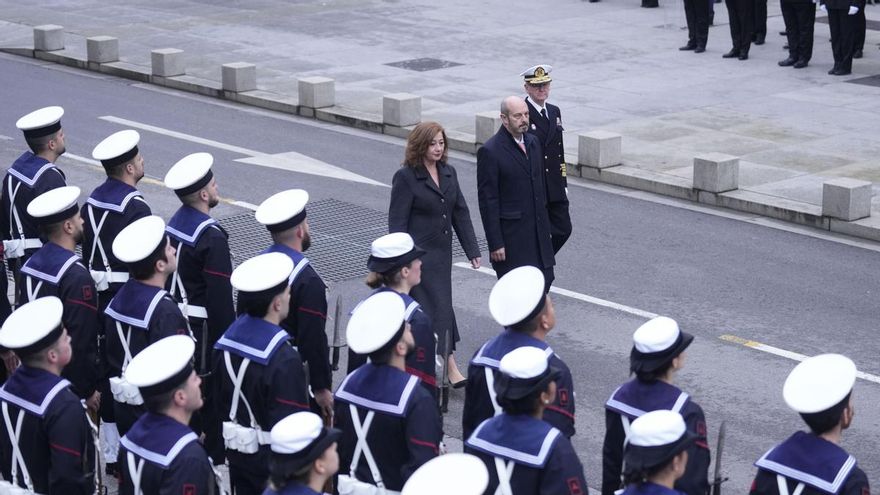 Los presidentes del Congreso de los Diputados, Francina Armengol, y del Senado, Pedro Rollán, acompañados por el jefe de Estado Mayor de la Defensa, Teodoro López Calderón