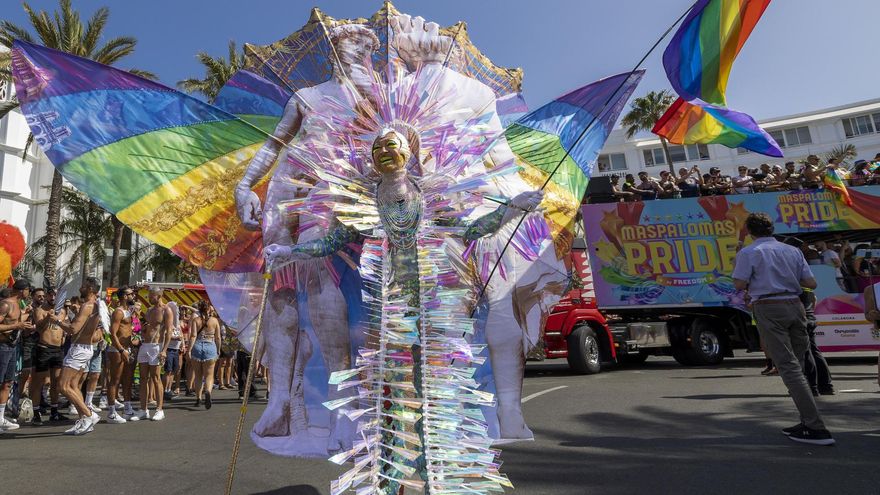 Las cabalgata del Orgullo de Maspalomas vuelve a reunir a miles de personas en Playa del Inglés. EFE/Quique Curbelo