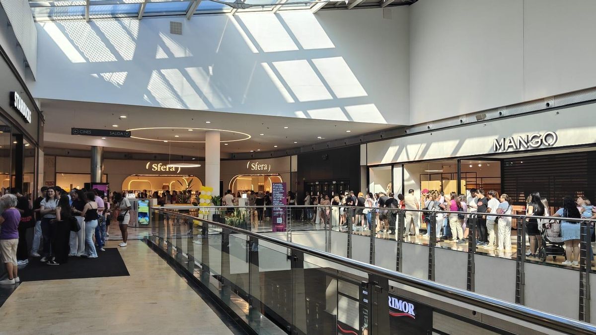 Largas filas para la apertura de Starbucks en Logroño