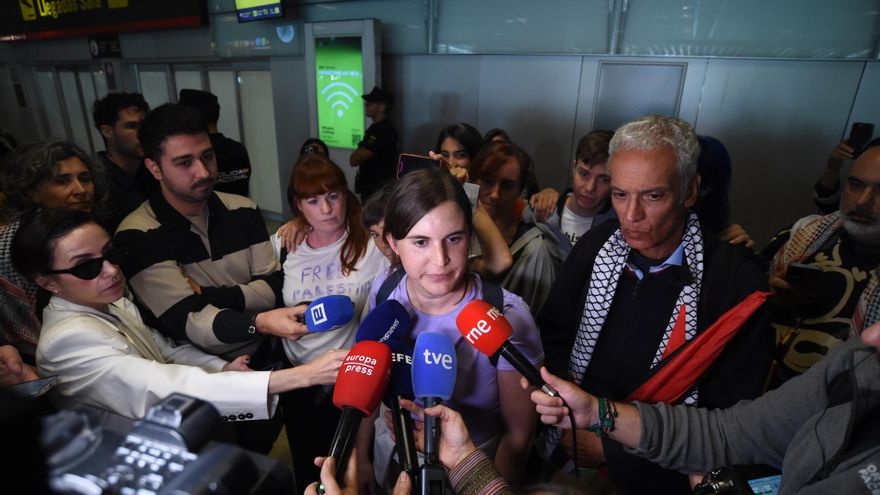 La diputada de Más Madrid Jimena González en declaraciones a los medios a su llegada a la Terminal 1 del Aeropuerto Adolfo Suárez Madrid-Barajas, a 10 de octubre de 2025, en Madrid (España).