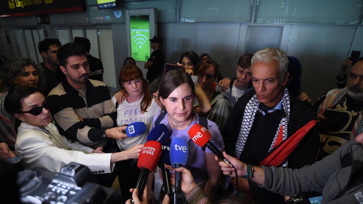 La diputada de Más Madrid Jimena González en declaraciones a los medios a su llegada a la Terminal 1 del Aeropuerto Adolfo Suárez Madrid-Barajas, a 10 de octubre de 2025, en Madrid (España).
