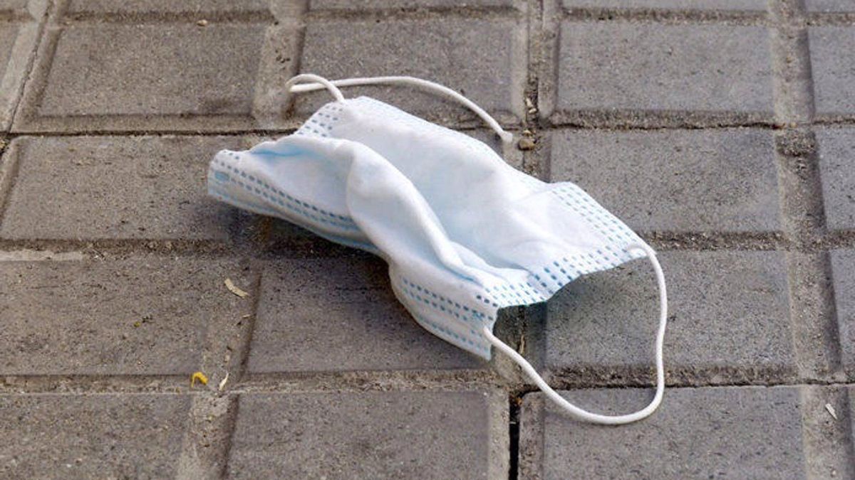 Mascarilla en el suelo.