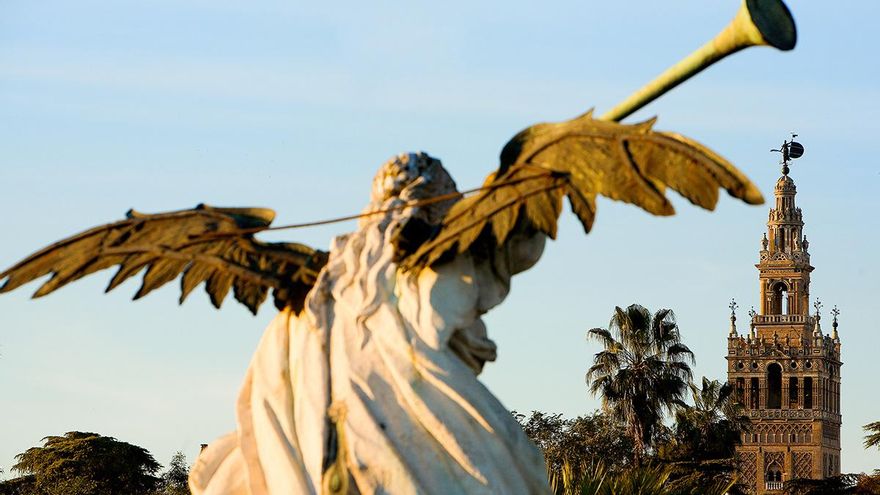 Archivo - Símbolo de la Fama, que corona la puerta principal del Rectorado de la Universidad de Sevilla. Imagen de archivo.