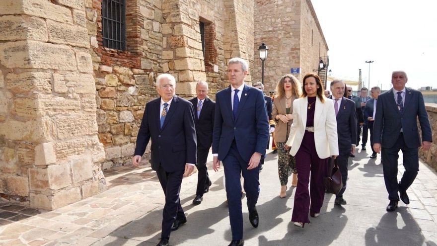 El presidente de Galicia, Alfonso Rueda, durante su visita a Melilla, acompañado por el presidente melillense, Juan José Imbroda
