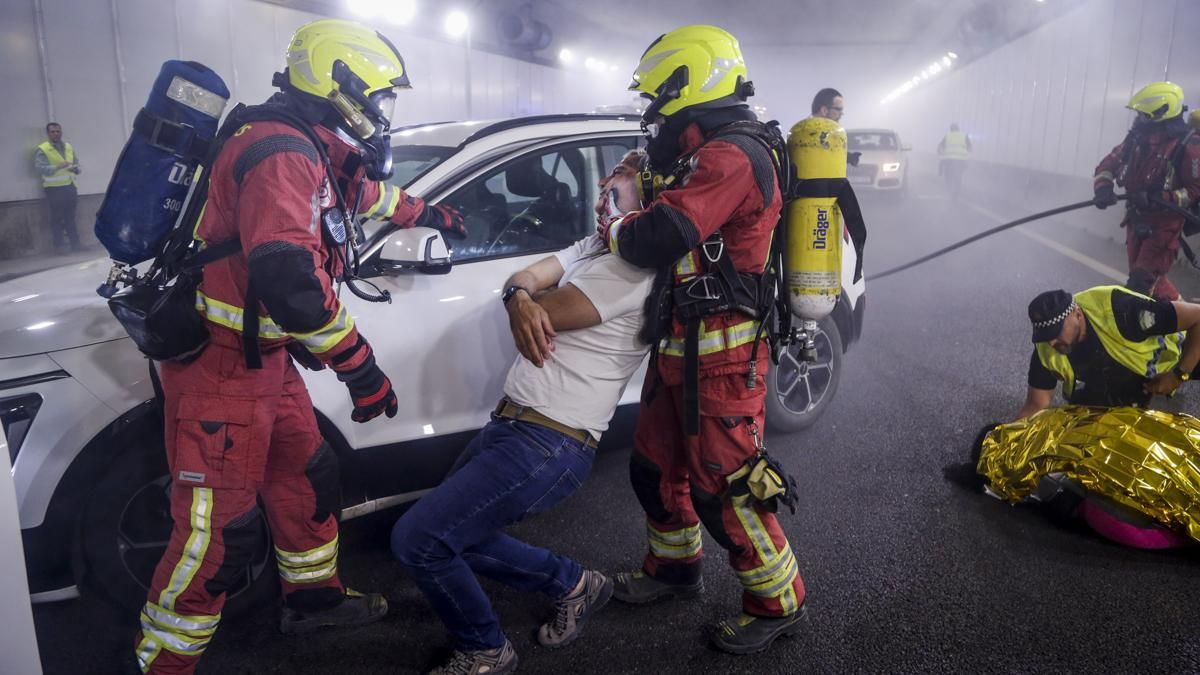 Bomberos en el simulacro de accidente en el túnel de los omeyas