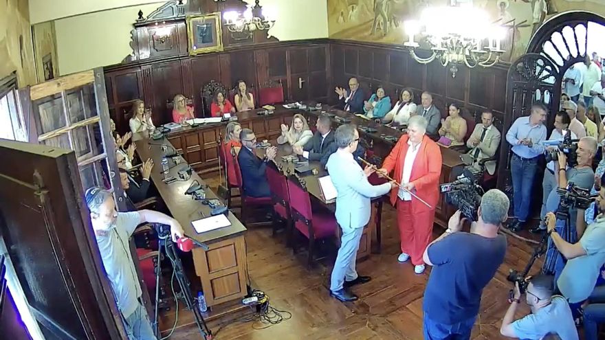 Momento en que Noelia García entrega el bastón de mando a Javier Llamas.