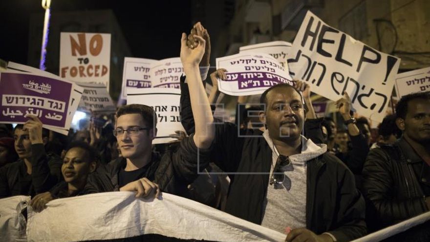 Israel usará "todos los métodos" para seguir el plan de expulsión de africanos