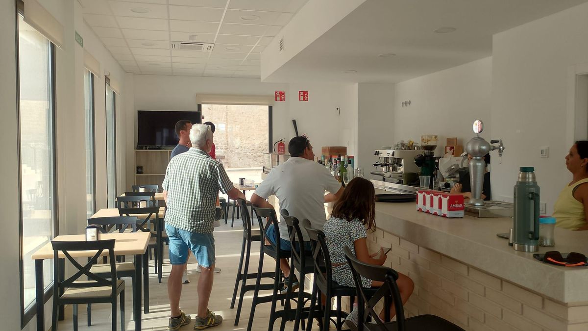 Interior del bar reabierto en Almochuel