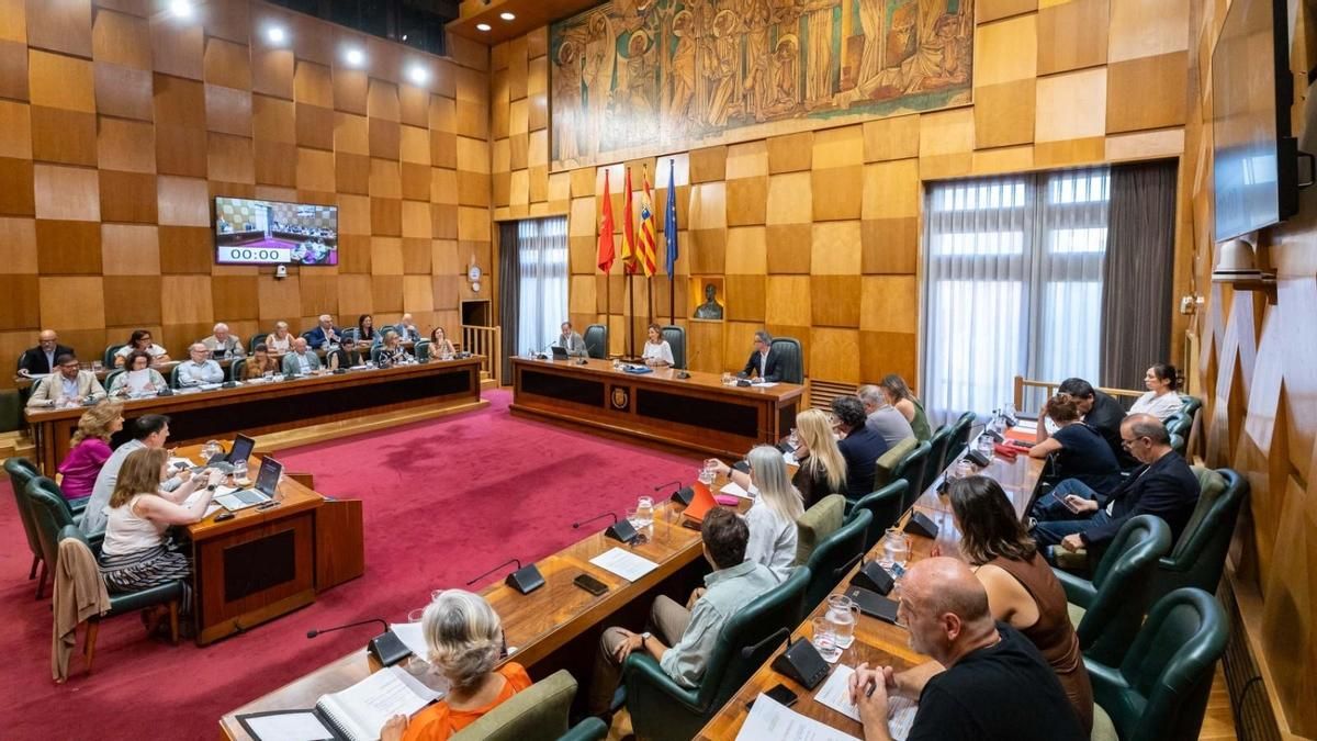 El PP y Vox aprueban la ordenanza que multiplica las sanciones en Zaragoza: del sinhogarismo a las despedidas de soltero