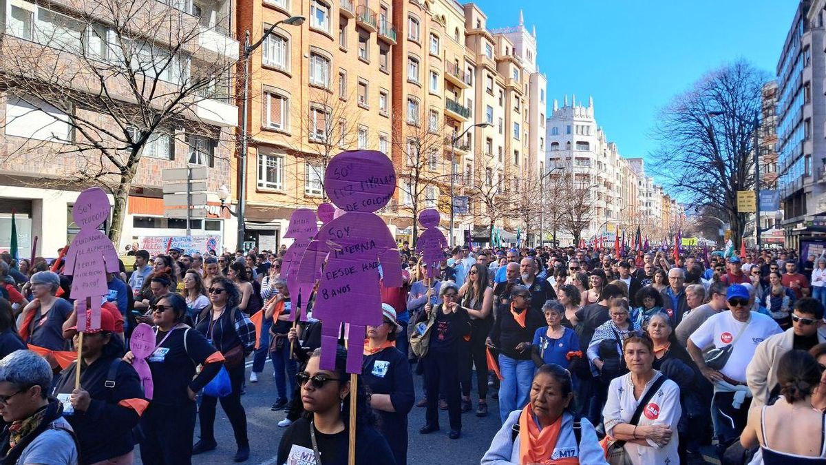 Trabajadoras del hogar durante la manifestación en Bilbao por la huelga general del 17 de marzo